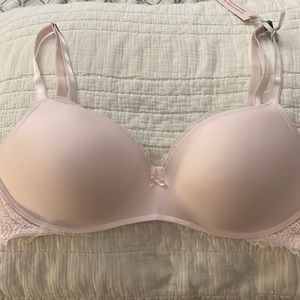 Victoria’s Secret NWT bra size 38C. No wires!!